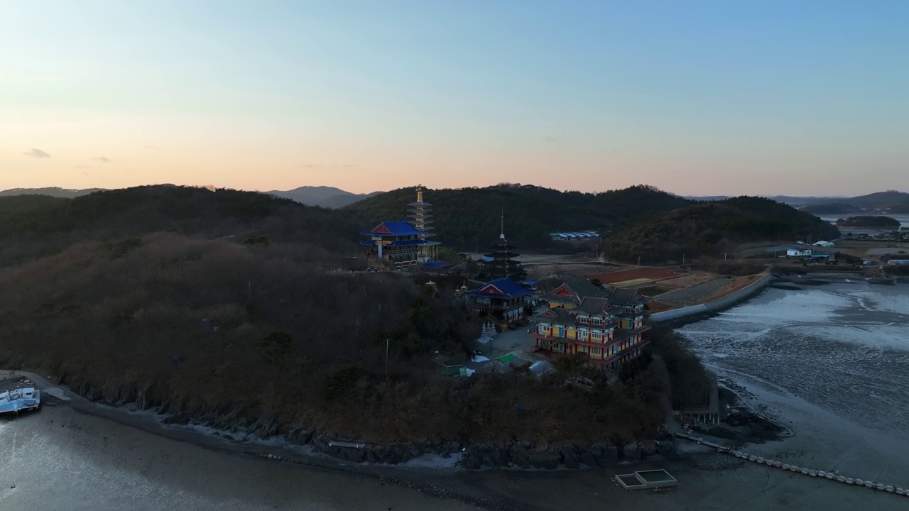 韩国忠清南道泰安郡安眠岛安眠寺的风景视频素材