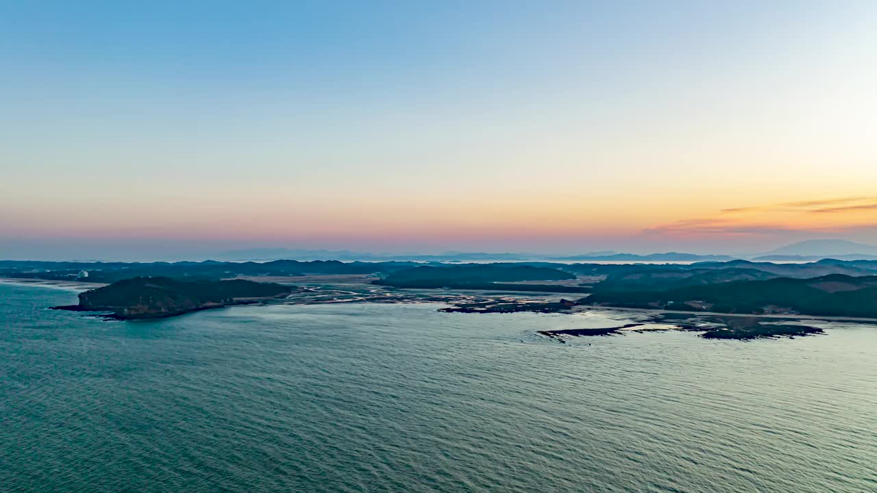 韩国忠清南道泰安郡安眠岛附近的海景和海滩视频素材