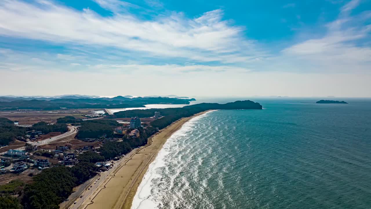 韩国忠清南道泰安郡安眠岛附近的海景和海滩视频素材