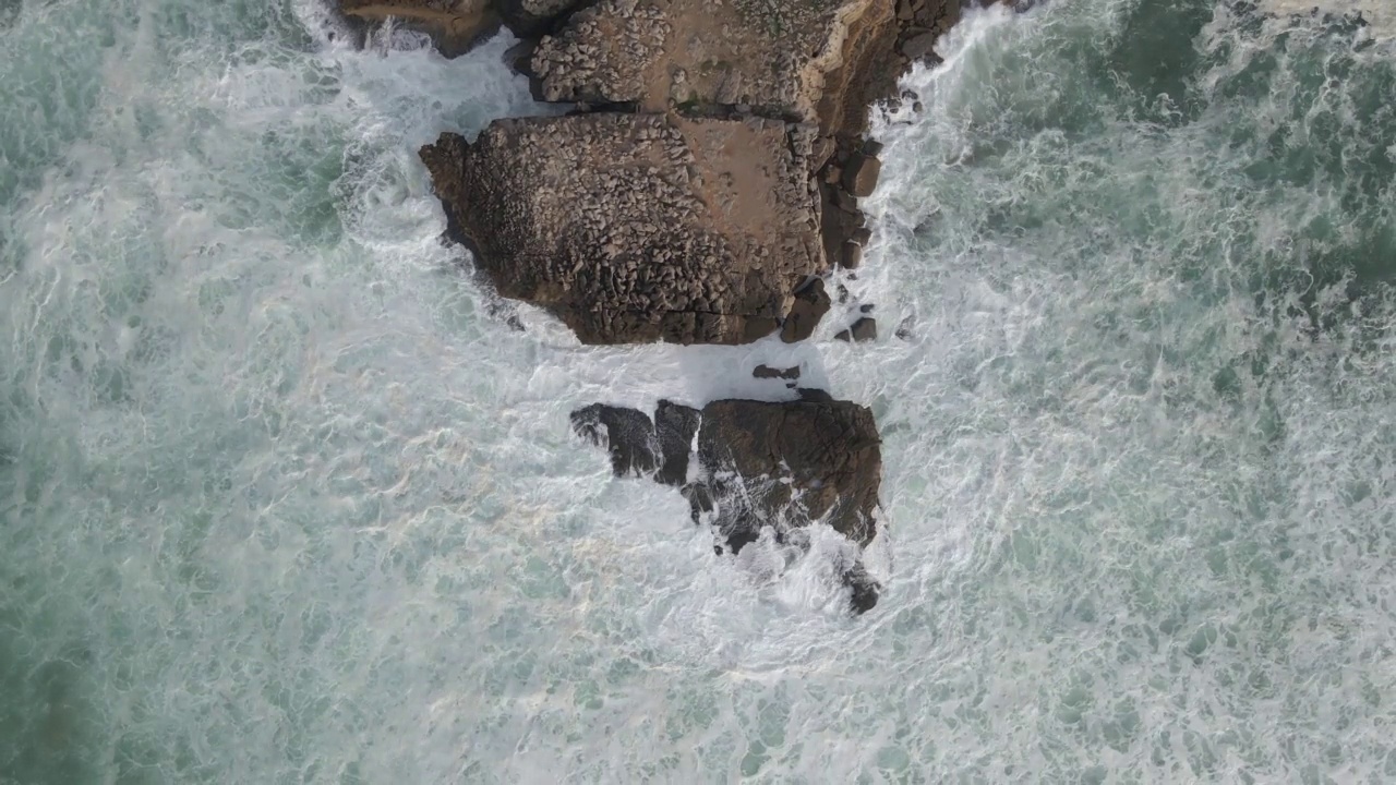 葡萄牙里斯本卡斯凯斯沿岸翻滚的海浪鸟瞰图。视频素材