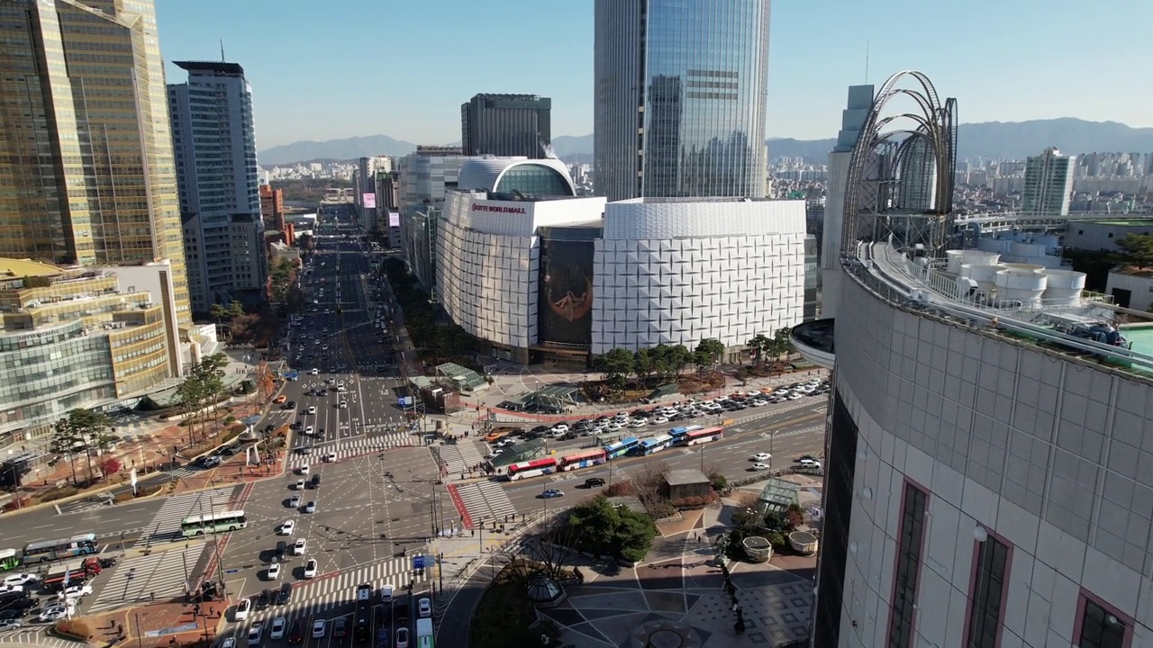 韩国首尔，蚕室区/松坡区，乐天世界大厦附近的城市景观和蚕室(松坡区办事处)站的交叉口视频素材