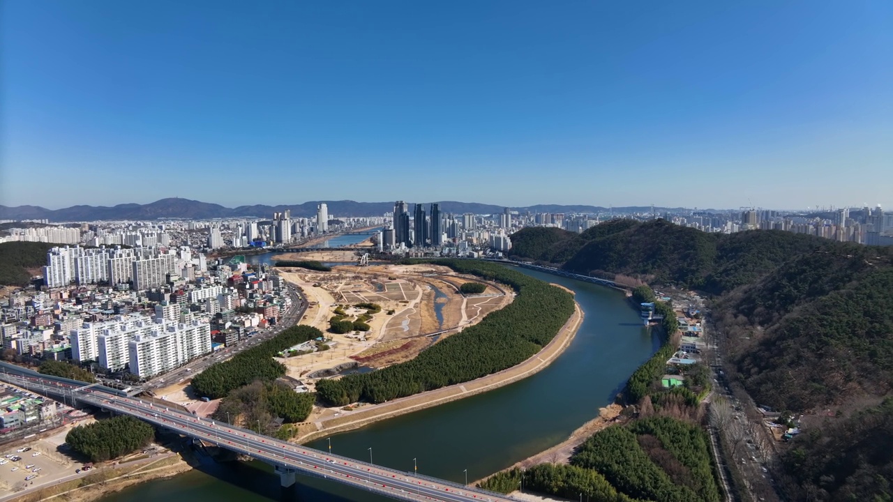 韩国蔚山南区和中区太华江、银月峰和太华江国家花园附近的城市景观视频素材