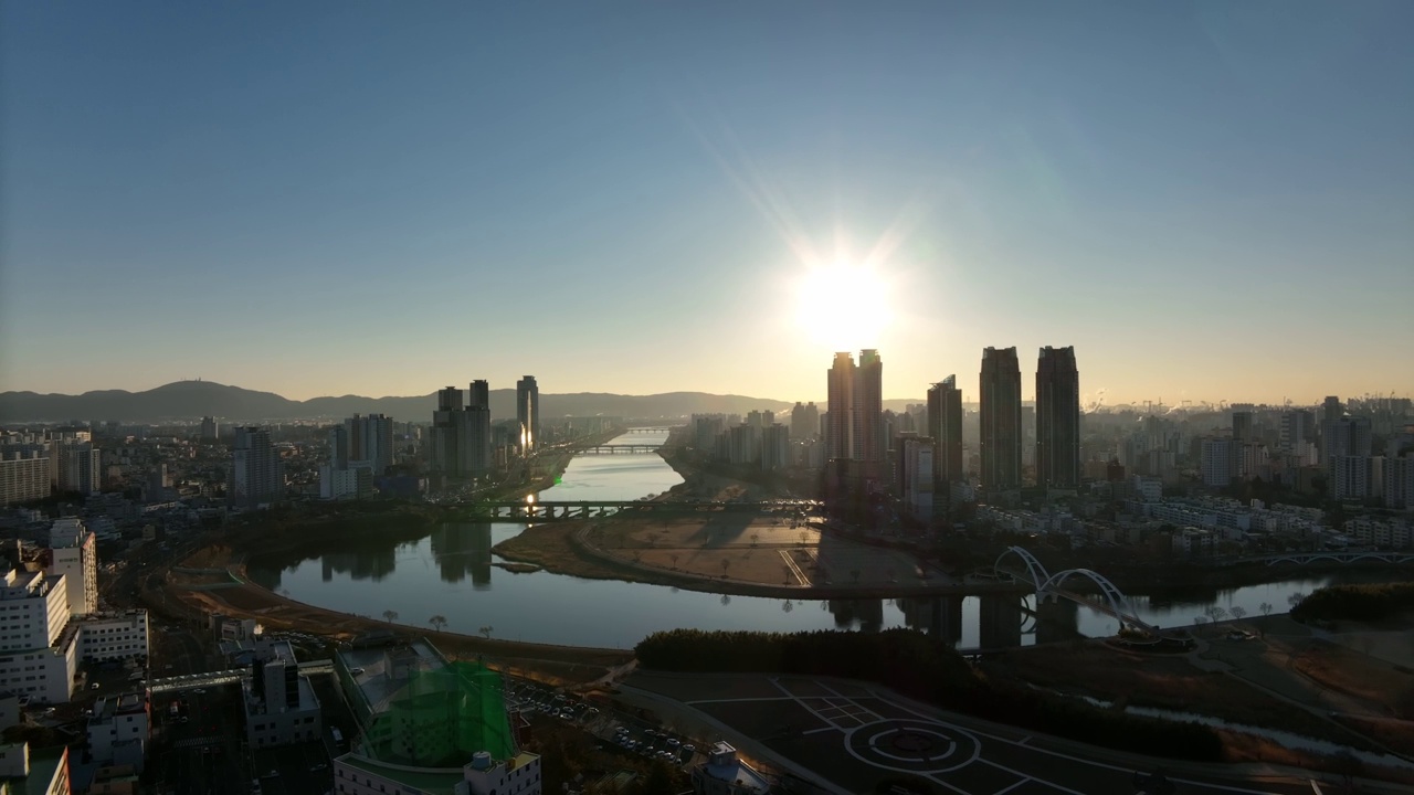 韩国蔚山，太华江、太华江国家公园和蔚山公园/南区和中区附近的市中心日出视频素材