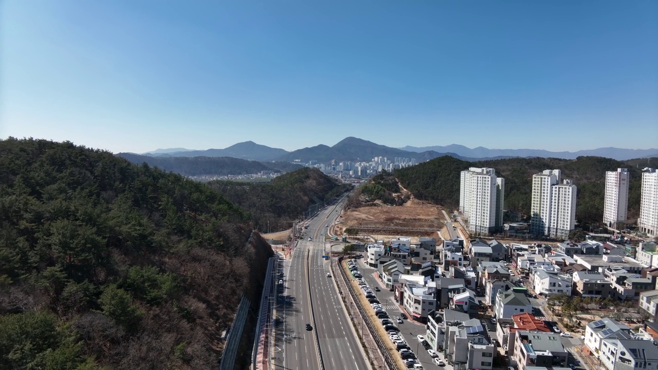 韩国蔚山bukbusunwandoro环城公路附近的城市景观视频素材