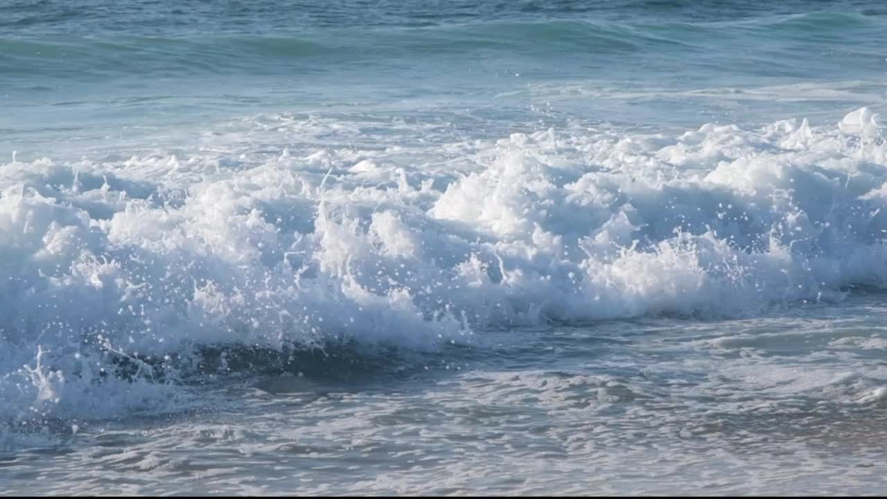 近距离观看大西洋空旷海岸的高浪。慢动作全高清视频空美丽的夜晚海洋海滩。视频素材