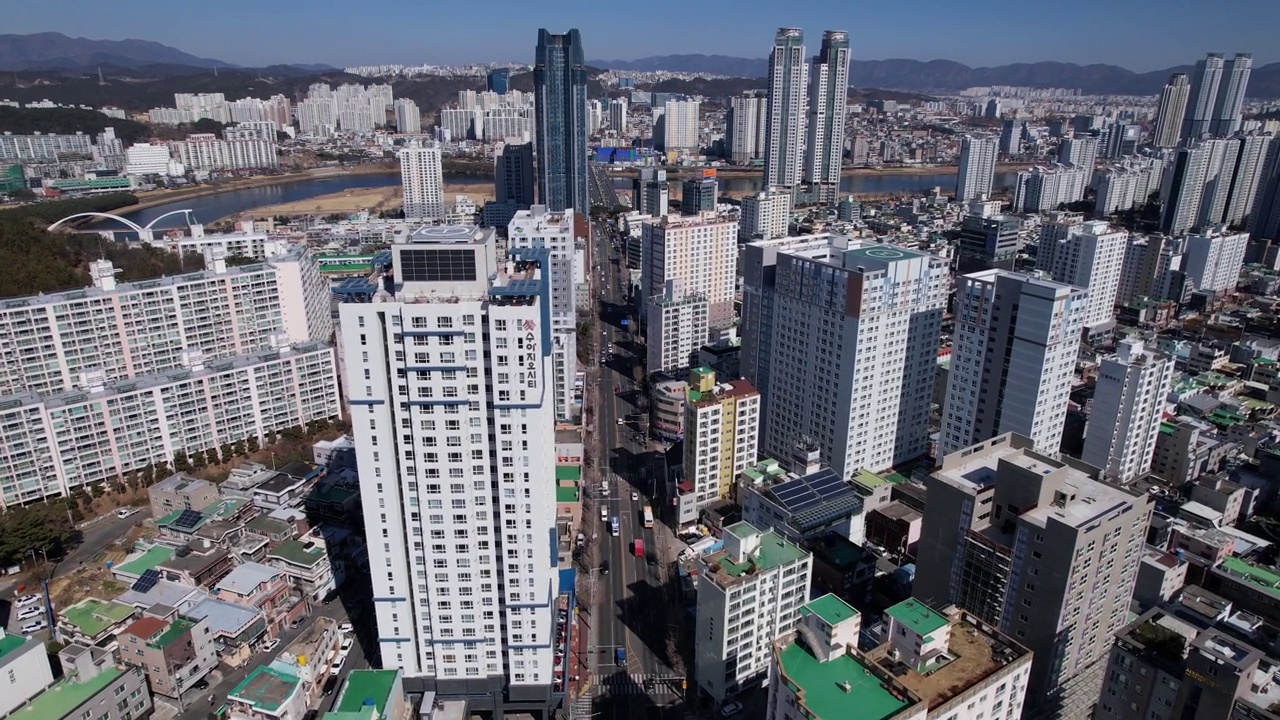 韩国蔚山，太华江，太华桥和太华旋转/南区和中区附近的城市景观视频素材