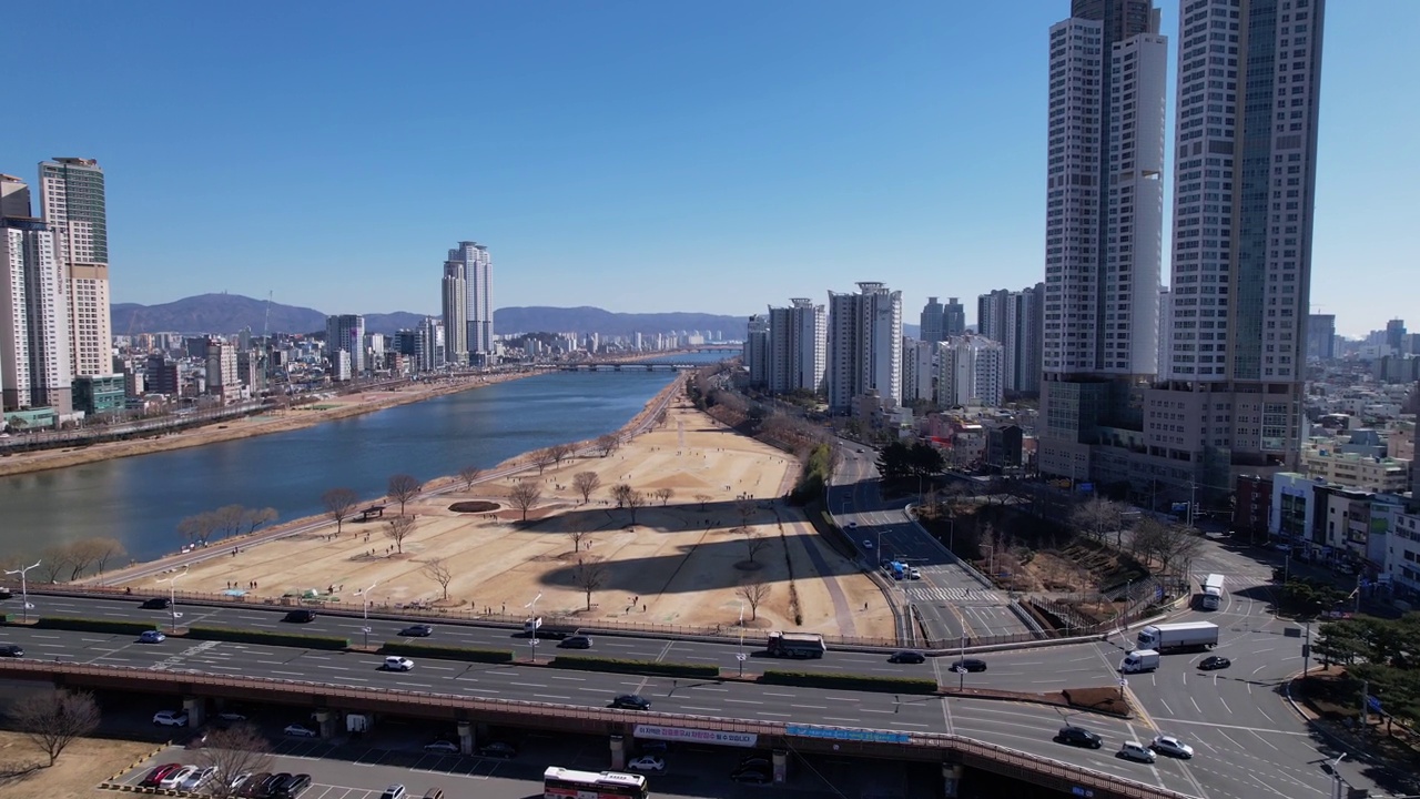 韩国蔚山，太华江，太华桥和蔚山公园/南区和中区附近的城市景观视频素材