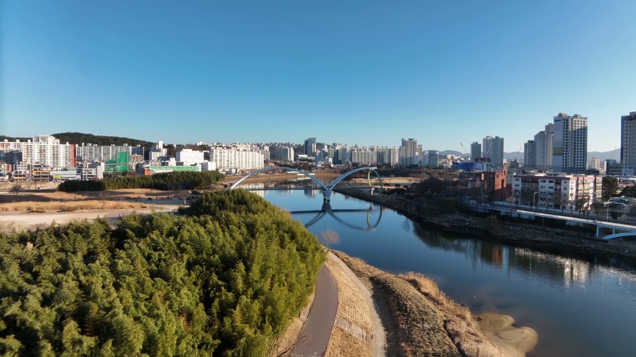 韩国蔚山南区和中区太华江和太华江国家花园附近的城市景观视频素材