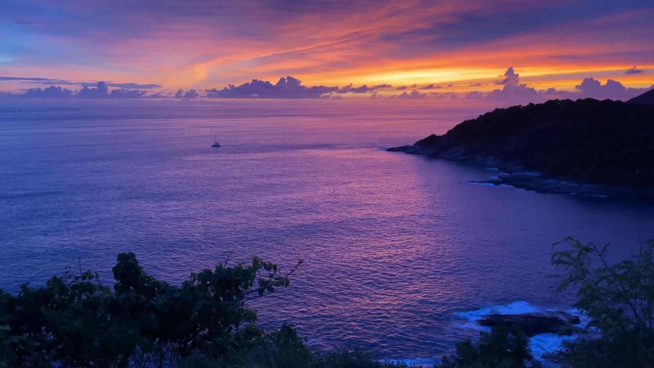 普吉岛安达曼海夕阳下的帆船视频素材