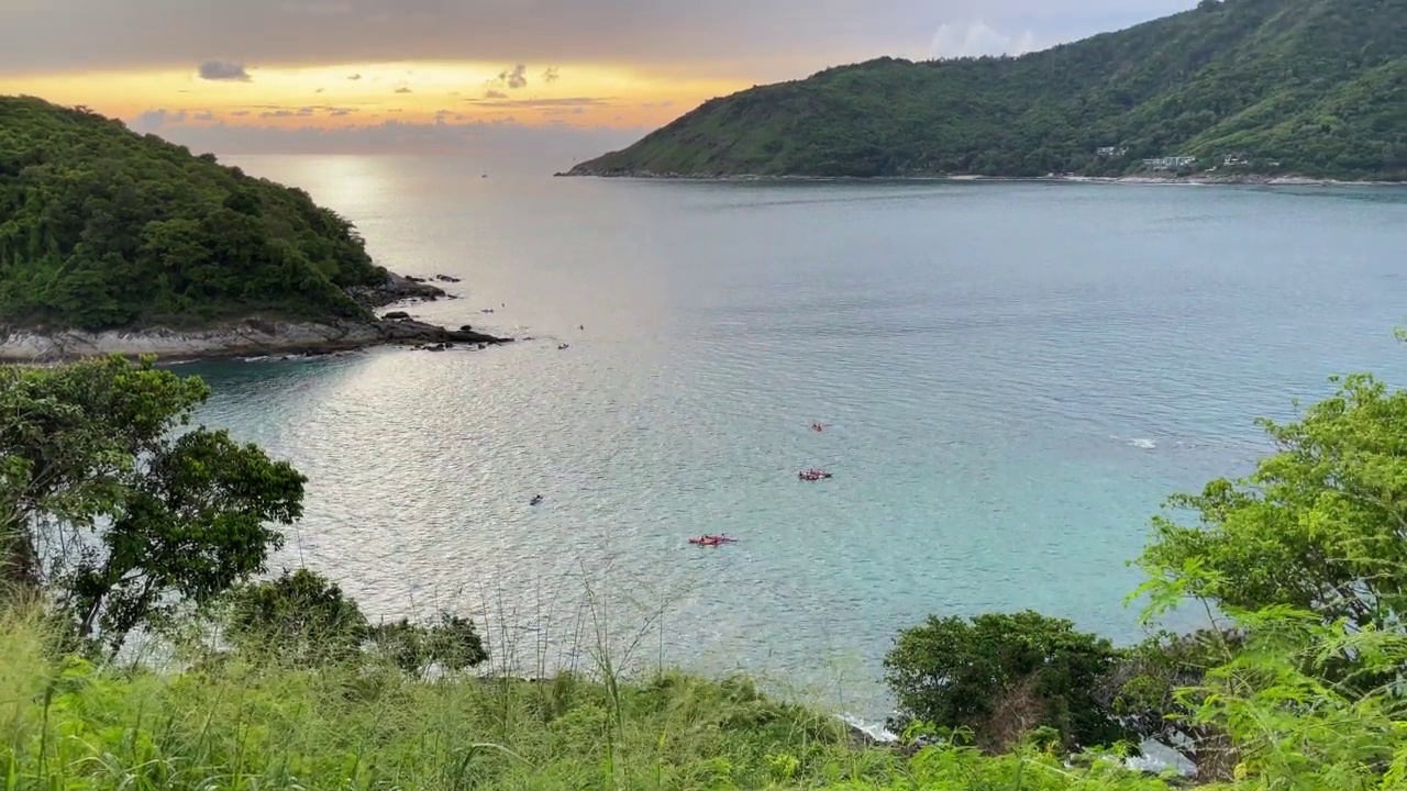 普吉岛海岸，在神奇的日落时，人们在平静的海面上划着皮艇视频素材