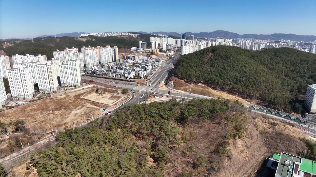 韩国蔚山bukbusunwandoro环城公路附近的城市景观视频素材