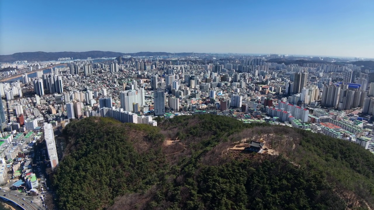 蔚山南区太华江和银月峰附近的城市景观视频素材