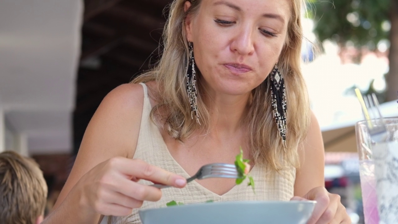 妇女在餐馆吃健康的绿色沙拉，健康的生活方式，替代蛋白质食物。视频素材