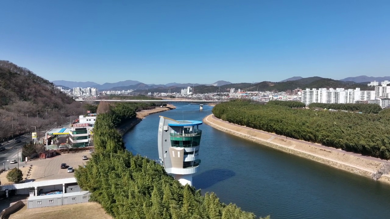 韩国蔚山南区和中区太华江、太华江国家花园和太华江观景台附近的城市景观视频素材