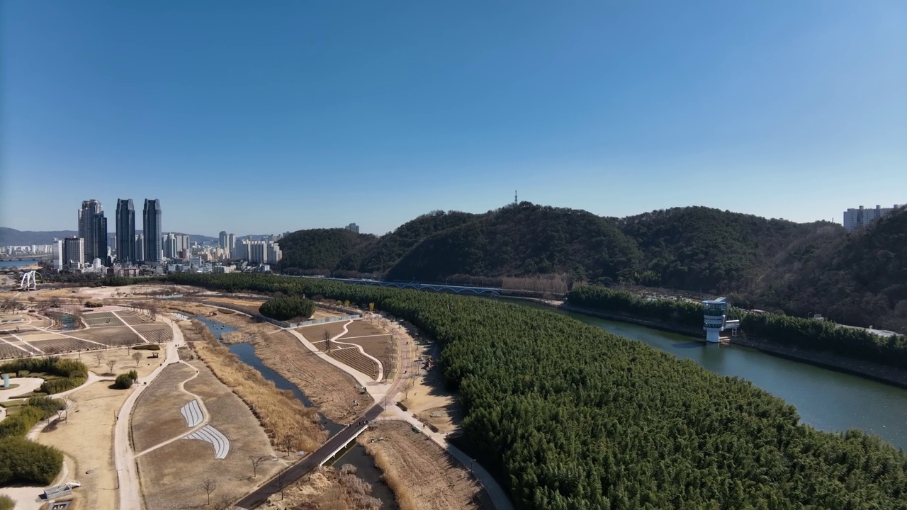 韩国蔚山南区和中区太华江、银月峰和太华江国家花园附近的城市景观视频素材