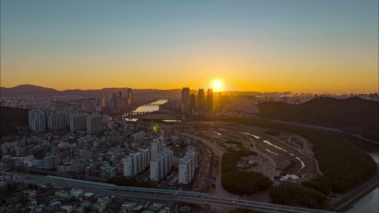 韩国蔚山南区和中区太华江、银月峰、太华江国家花园和太华江观景台附近的城市景观视频素材