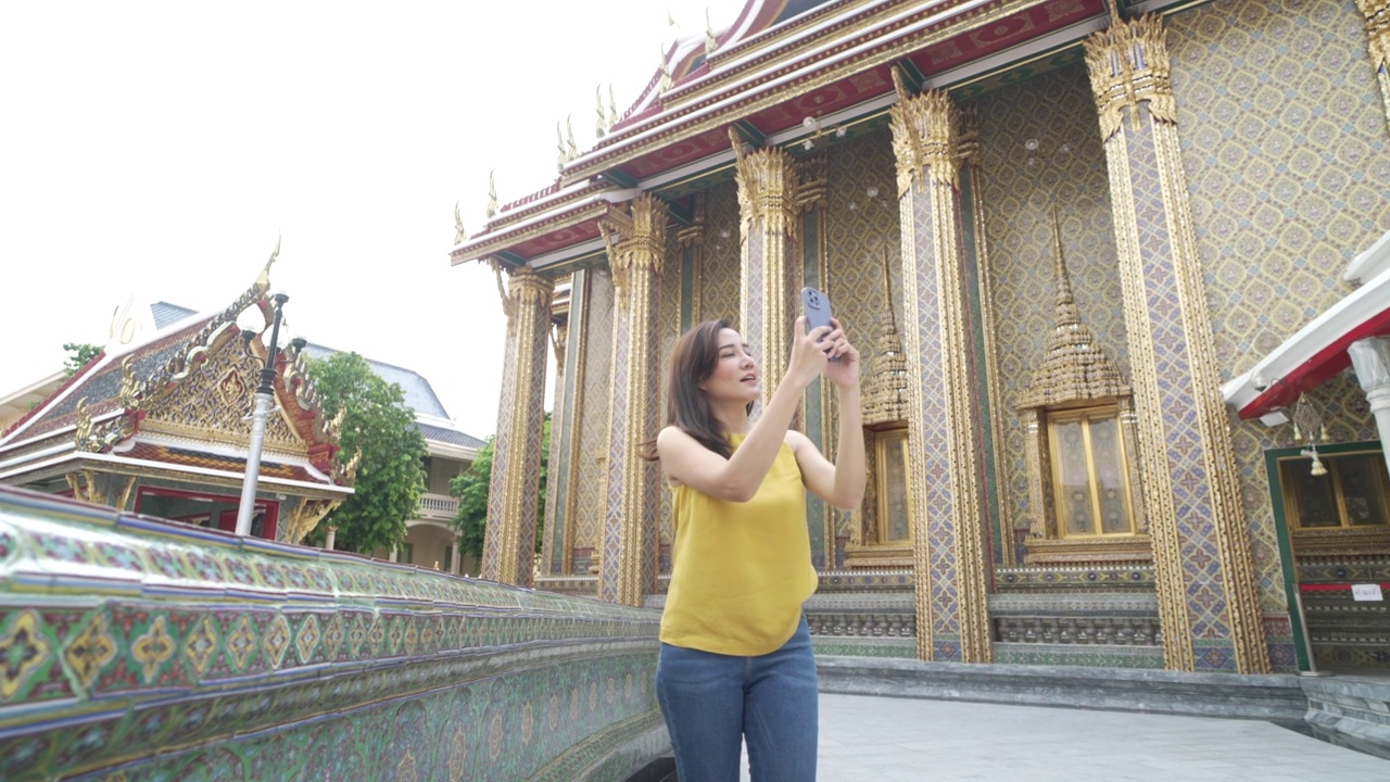 妇女在泰国曼谷旅游。视频素材