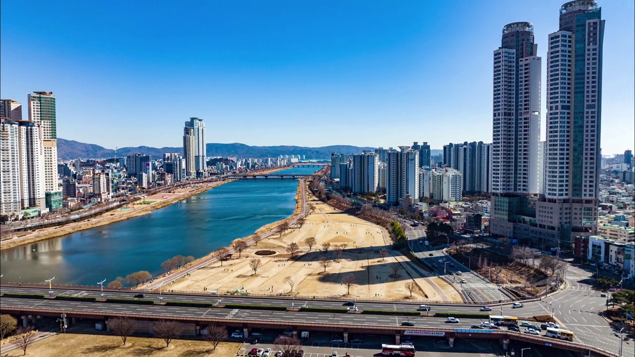 韩国蔚山，太华江，太华桥和蔚山公园/南区和中区附近的城市景观视频素材