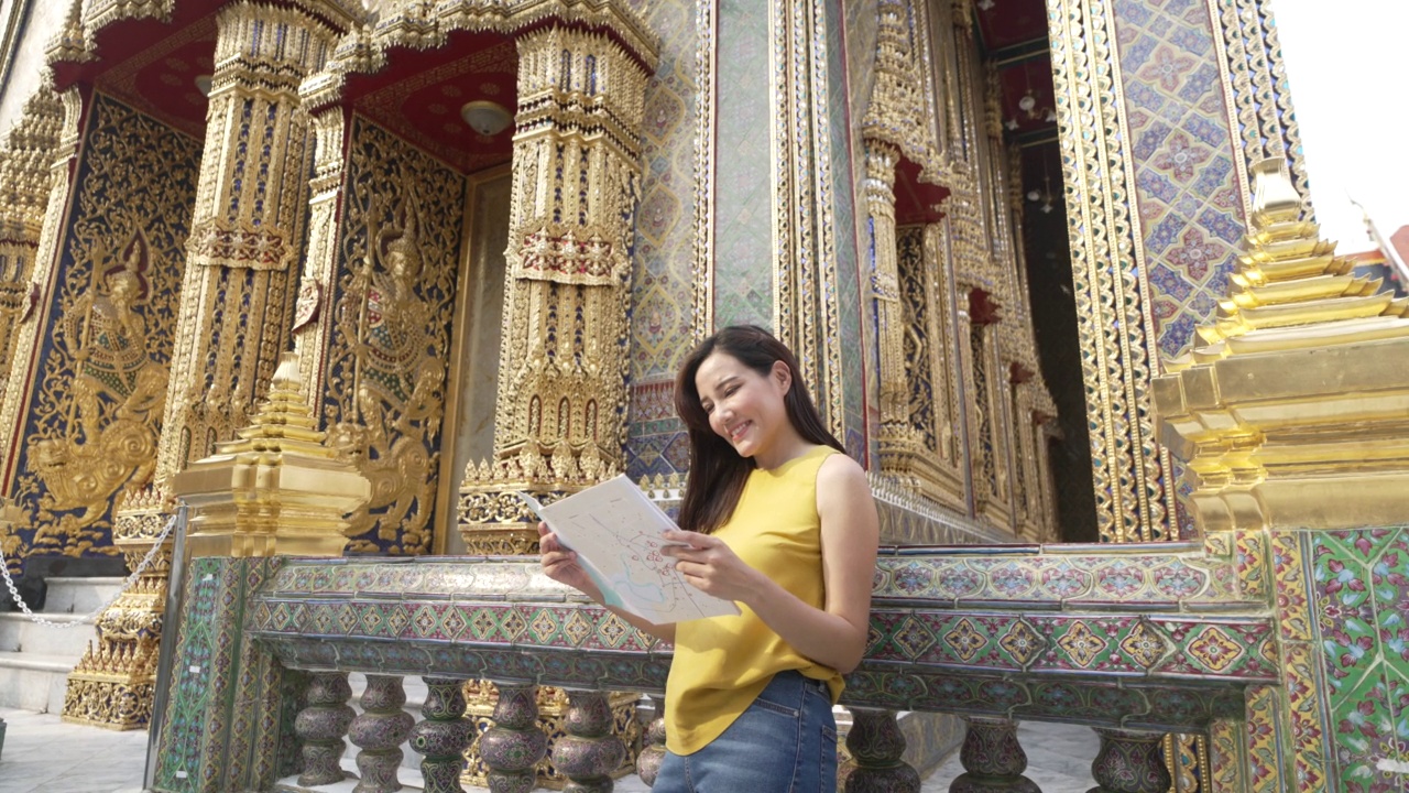 妇女在泰国曼谷旅游。视频素材