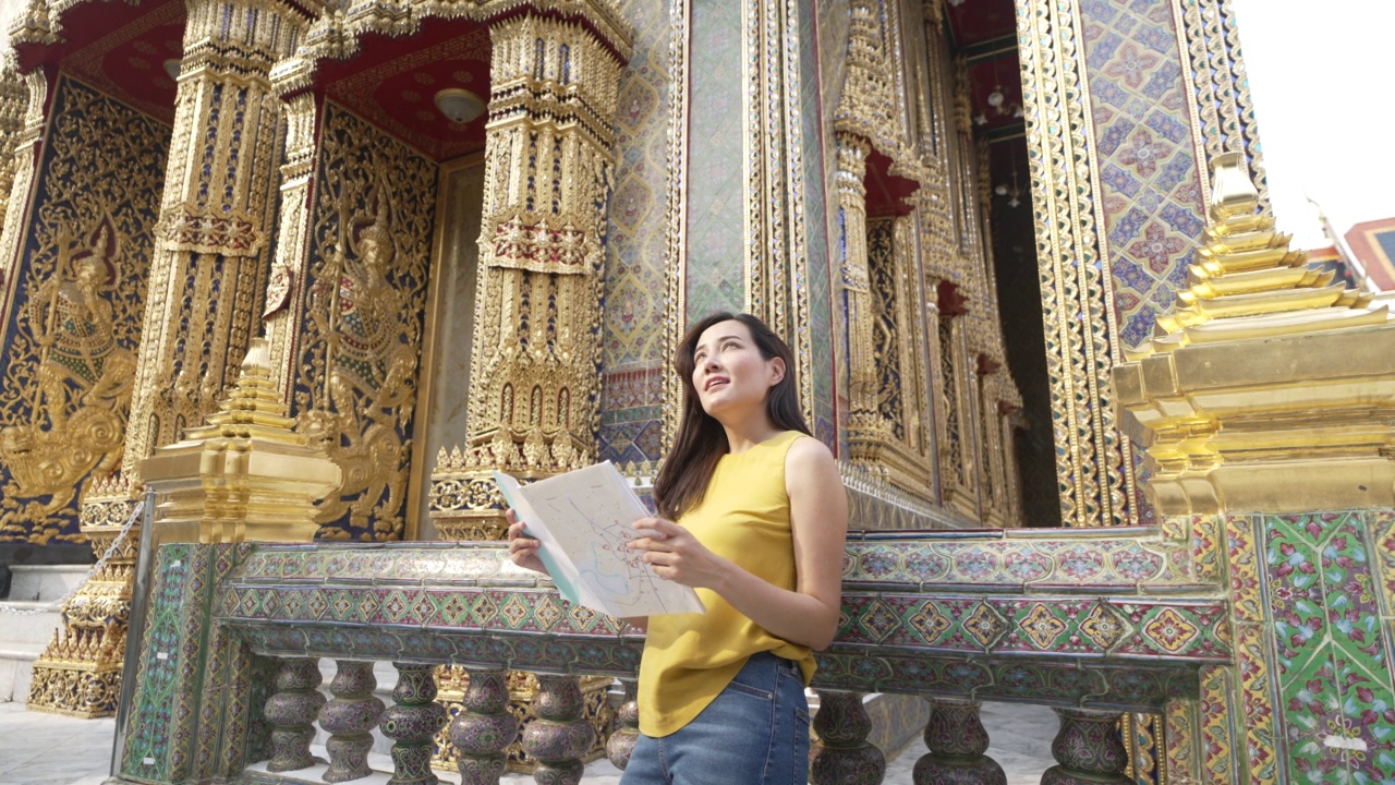 妇女在泰国曼谷旅游。视频素材