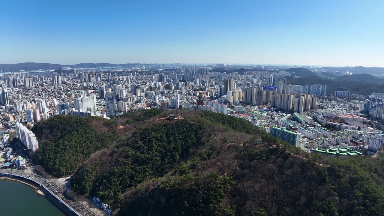 蔚山南区太华江和银月峰附近的城市景观视频素材