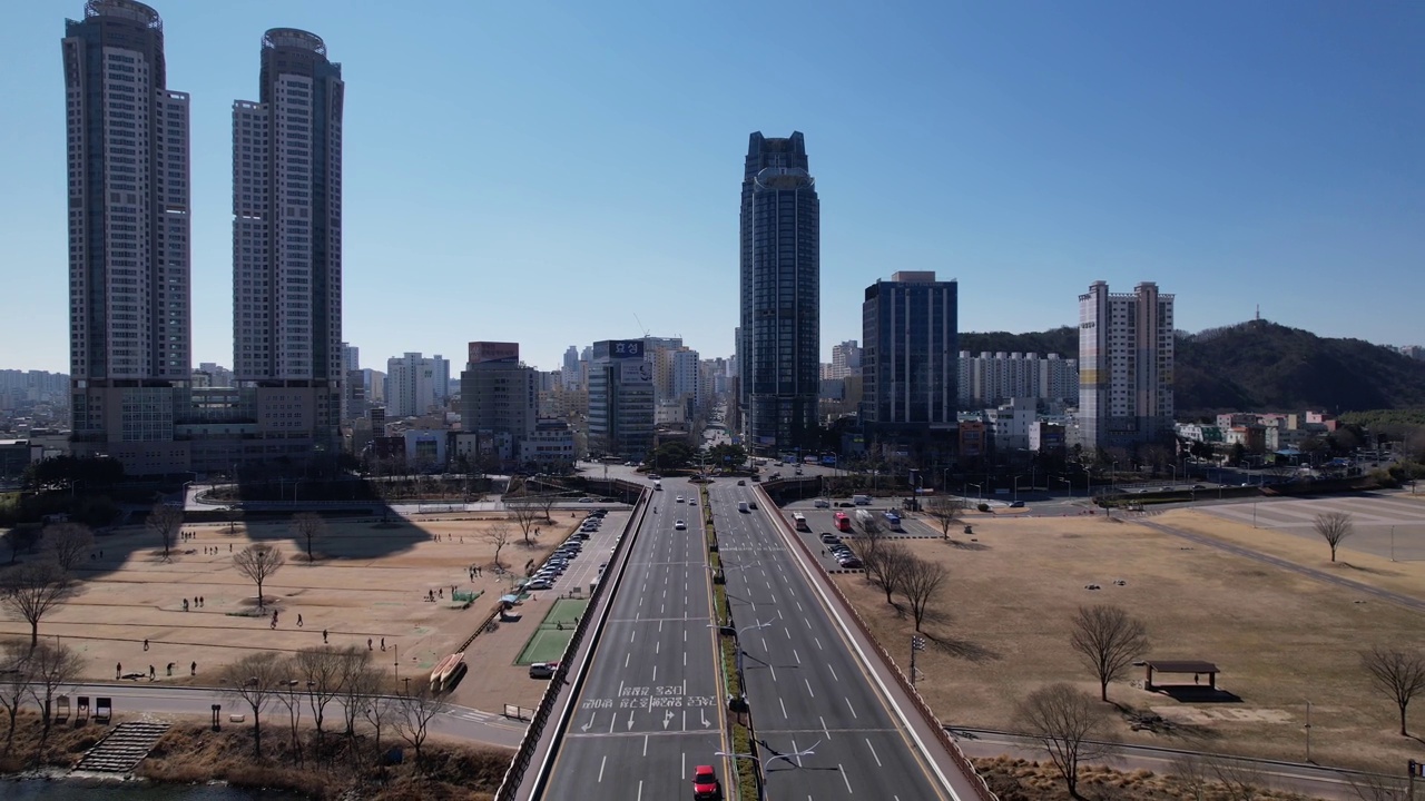 韩国蔚山南区太和旋转附近的城市景观视频素材