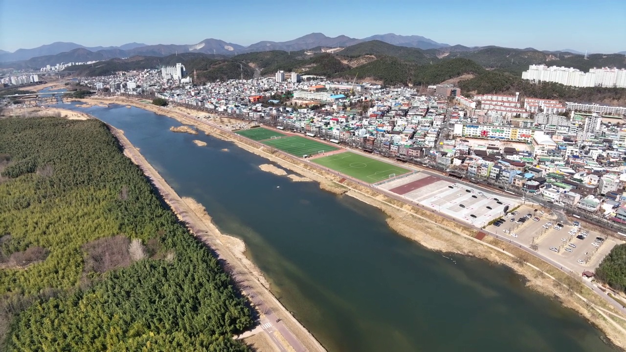 韩国蔚山南区和中区太华江和太华江滨江公园附近的城市景观视频素材