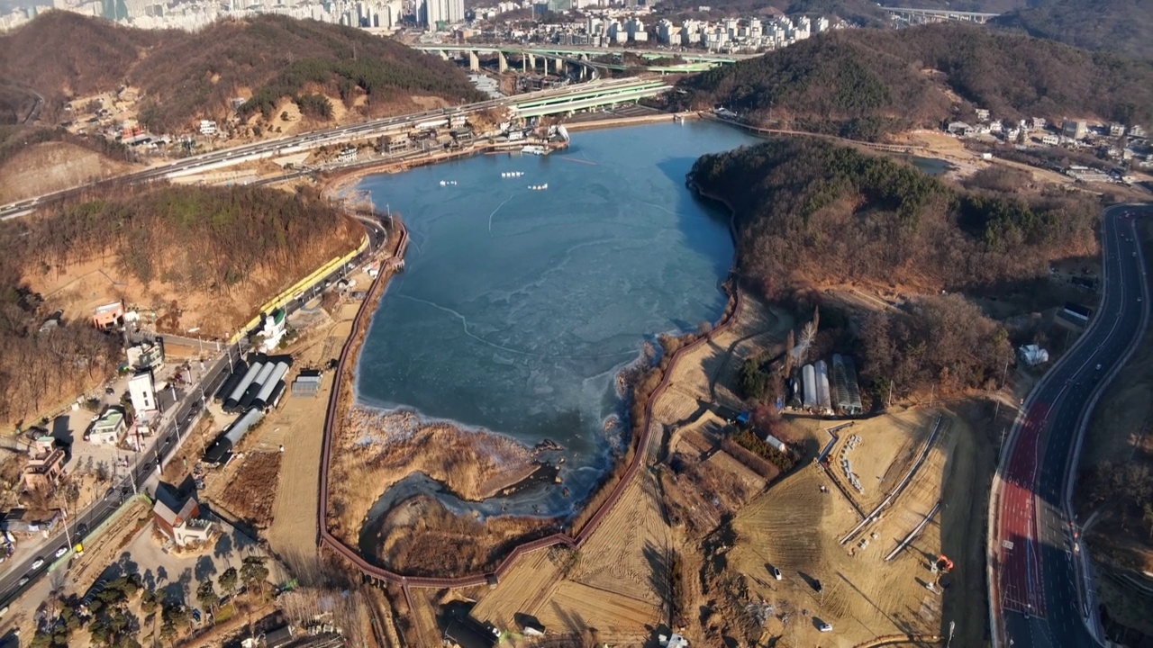 韩国京畿道义王市白君湖周边的冬季市区风景视频素材