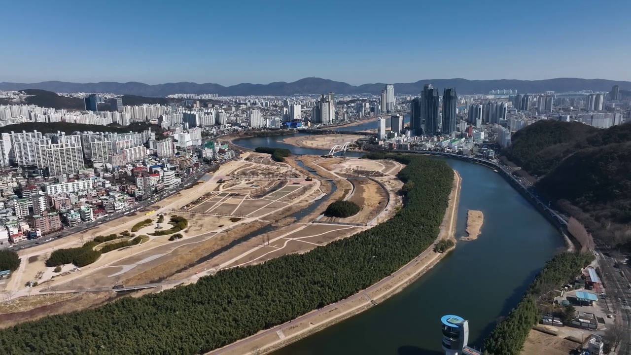 韩国蔚山南区和中区太华江、银月峰、太华江国家花园和太华江观景台附近的城市景观视频素材