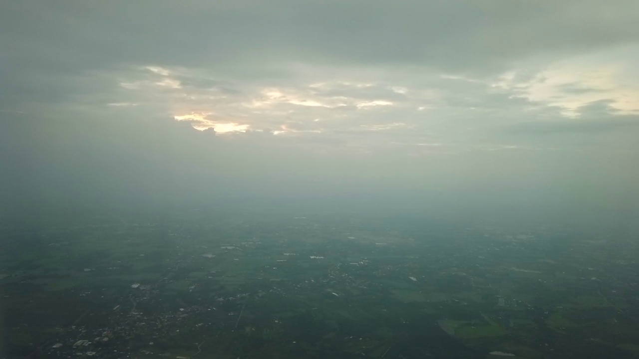 从飞机窗口看窗外的景色，过度松懈视频素材