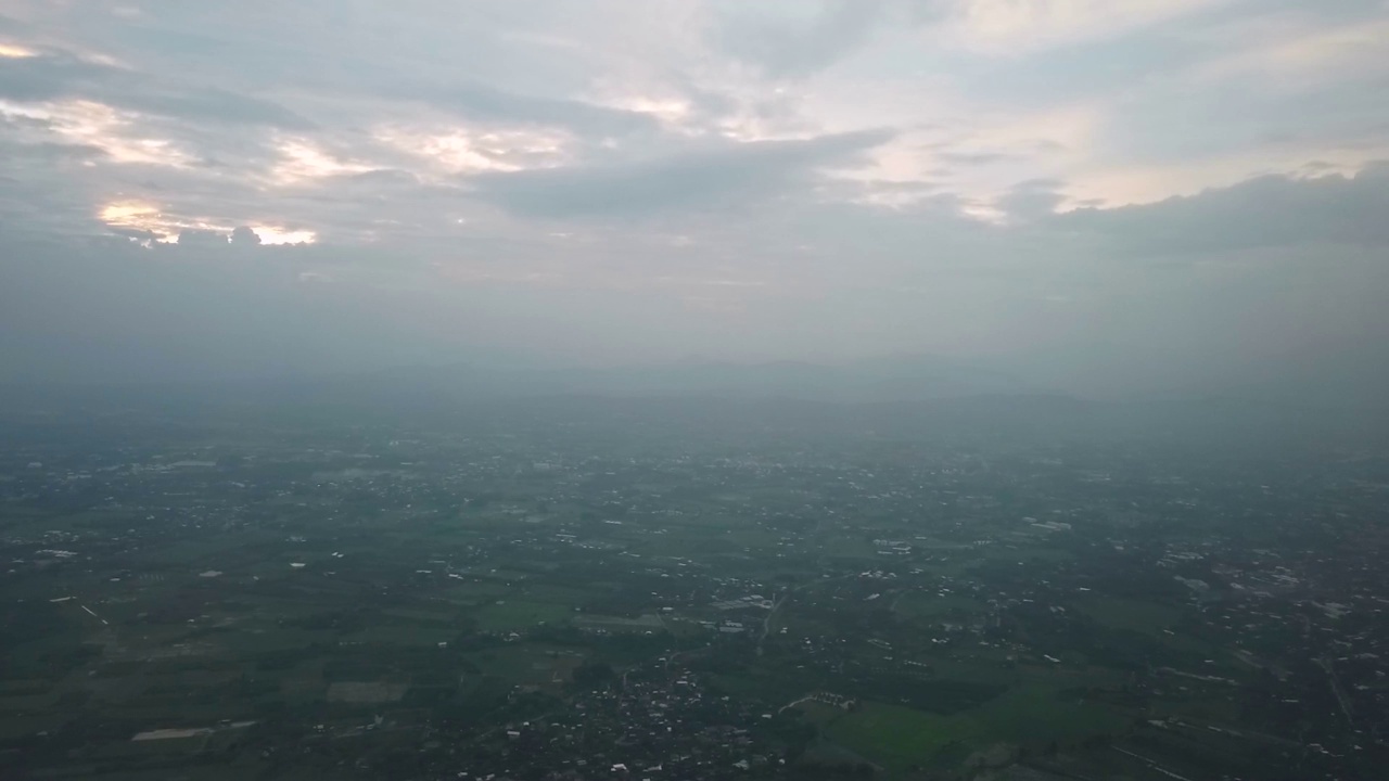 从飞机窗口看风景视频素材