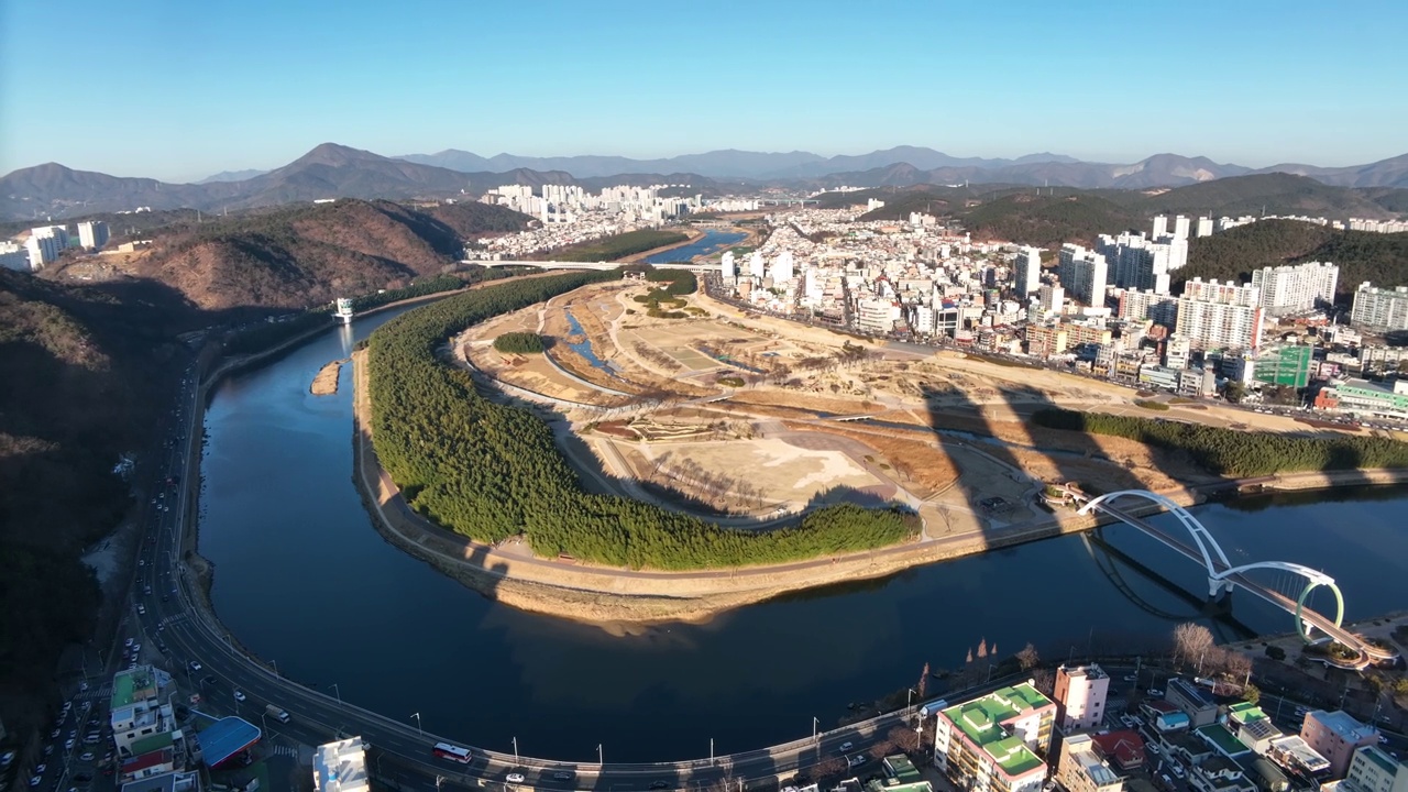 韩国蔚山中区，太华江和太华江国家花园附近的城市景观视频素材