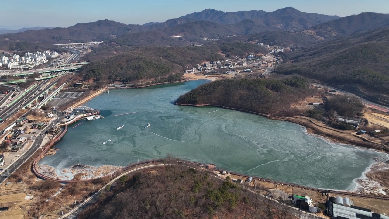 韩国京畿道义王市白君湖周边的冬季市区风景视频素材