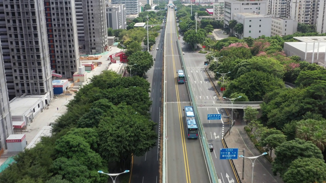 高架路上的电动巴士视频素材