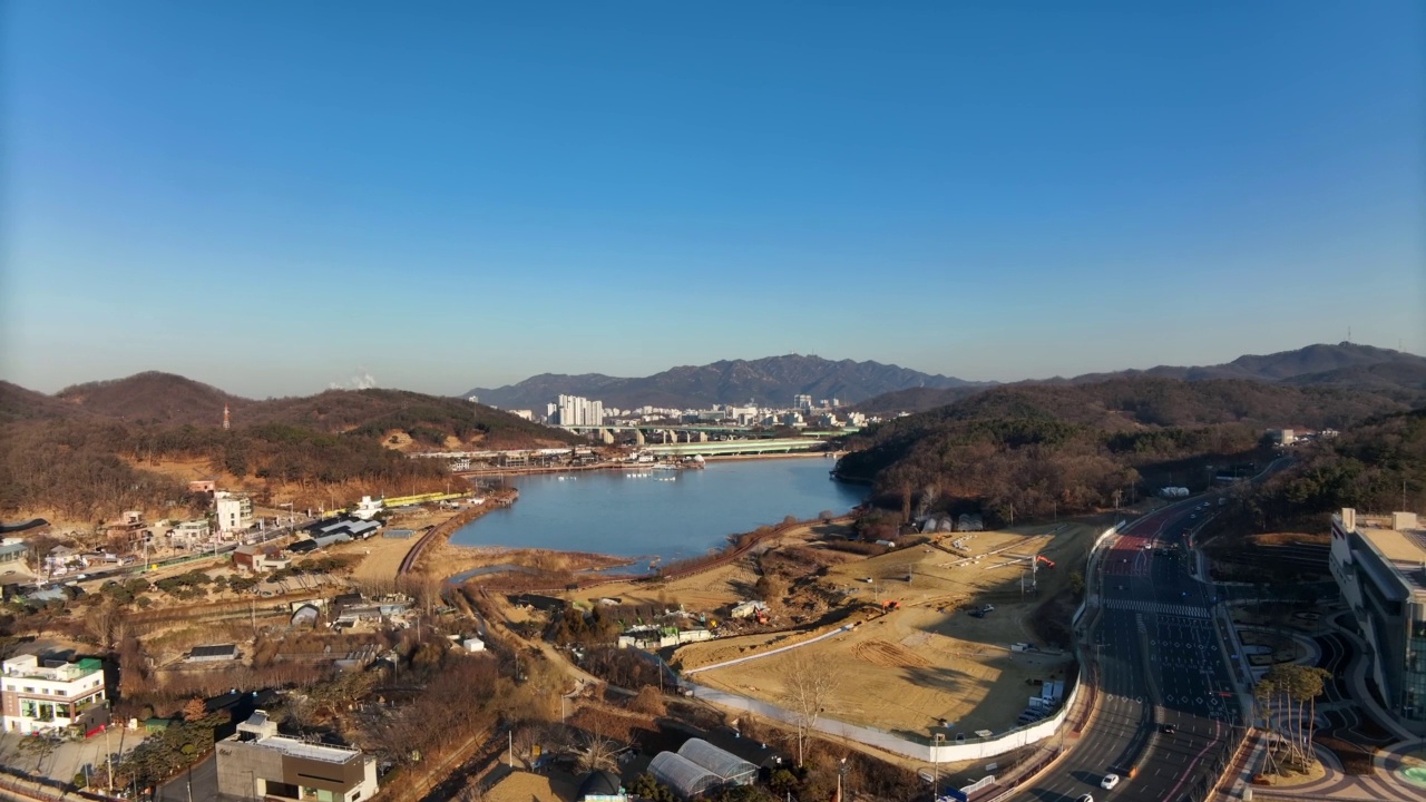 韩国京畿道义王市白君湖周边的冬季市区风景视频素材