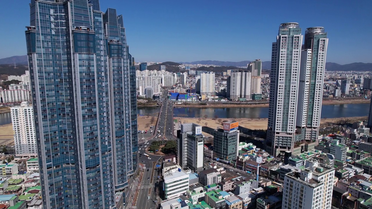 韩国蔚山，太华江，太华桥和太华旋转/南区和中区附近的城市景观视频素材