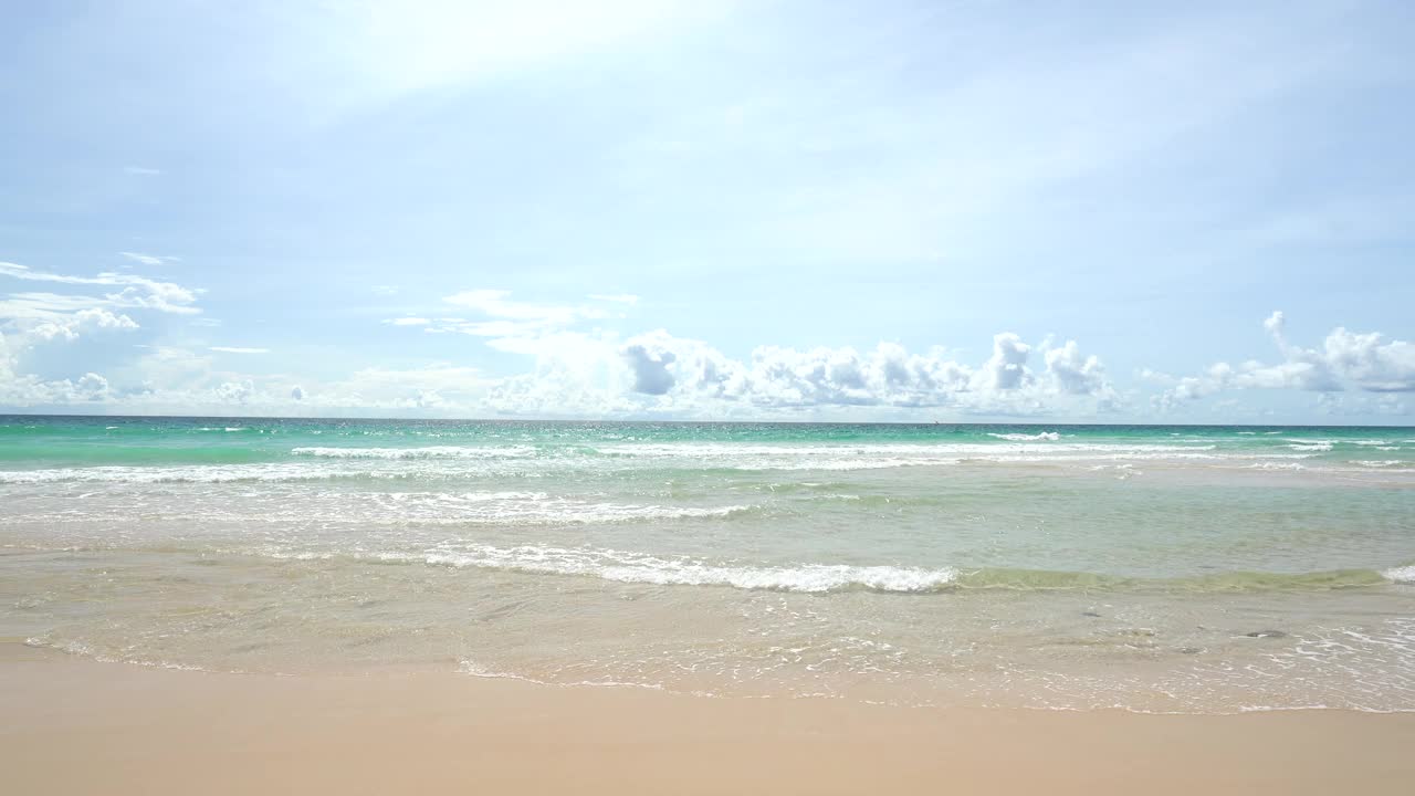 热带海滩海滨人们在海滩上放松度假度假岛山背景。4k拷贝空间视频素材