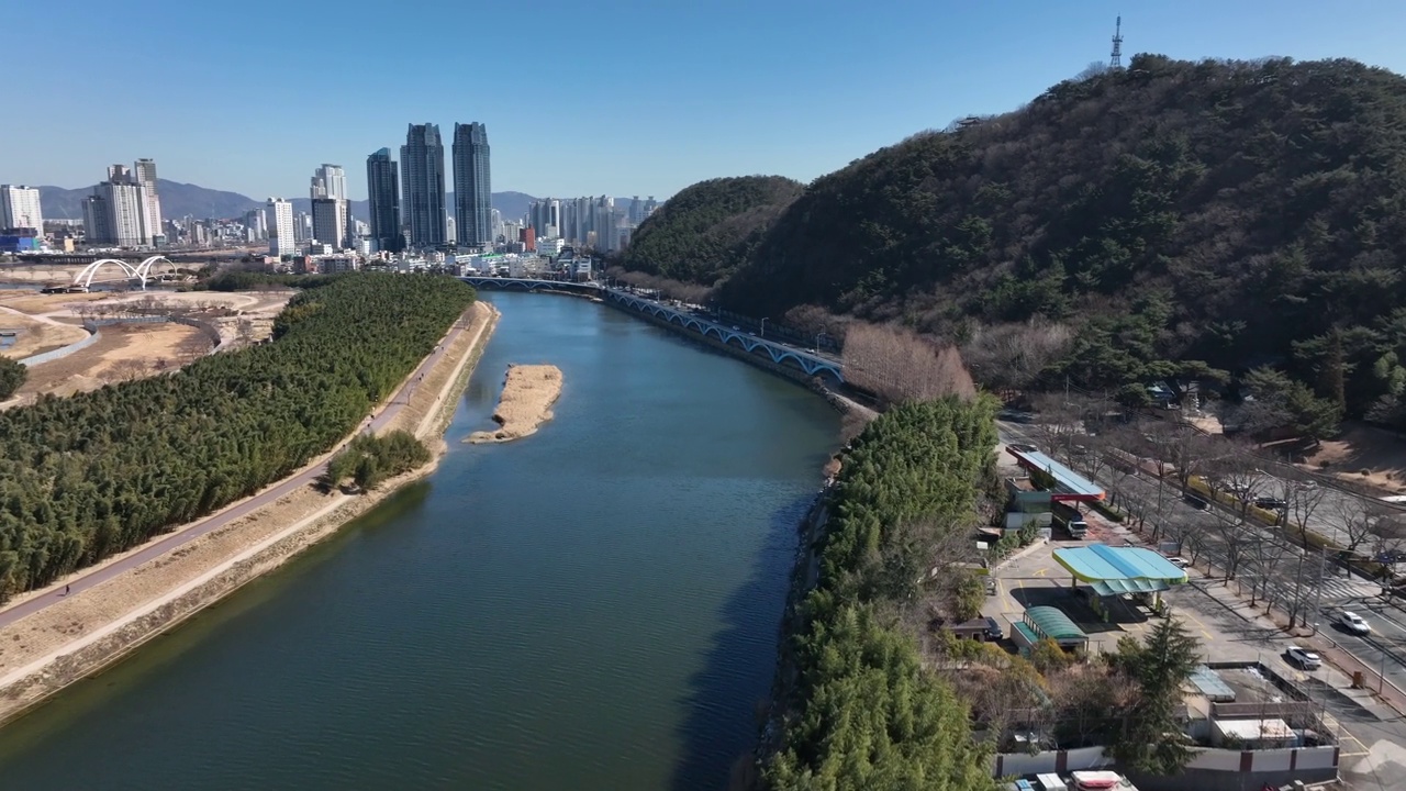 韩国蔚山南区和中区太华江、银月峰、太华江国家花园和太华江观景台附近的城市景观视频素材