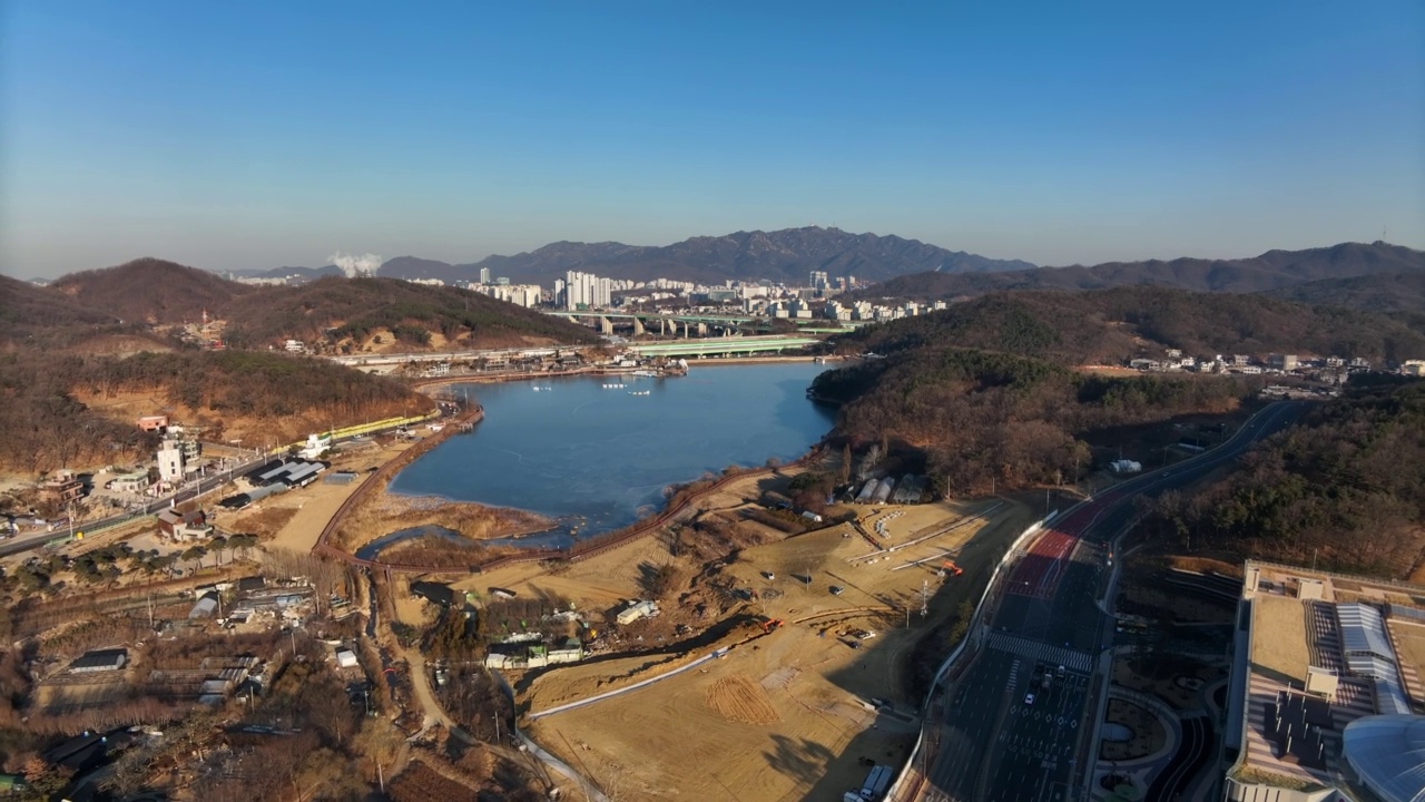 韩国京畿道义王市白君湖周边的冬季市区风景视频素材