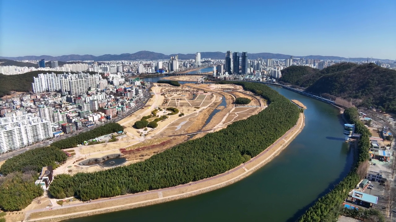 韩国蔚山南区和中区太华江、银月峰和太华江国家花园附近的城市景观视频素材