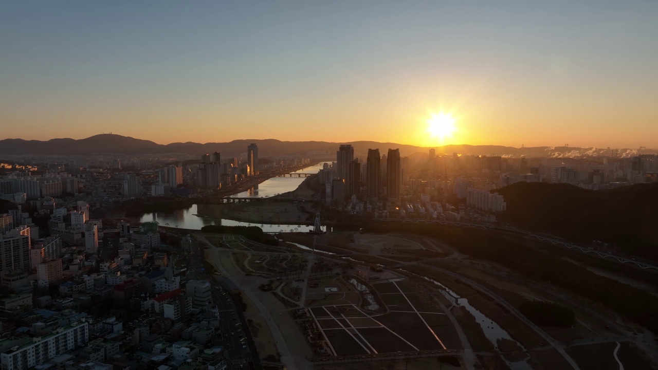 韩国蔚山，太华江、太华江国家公园和蔚山公园/南区和中区附近的市中心日出视频素材