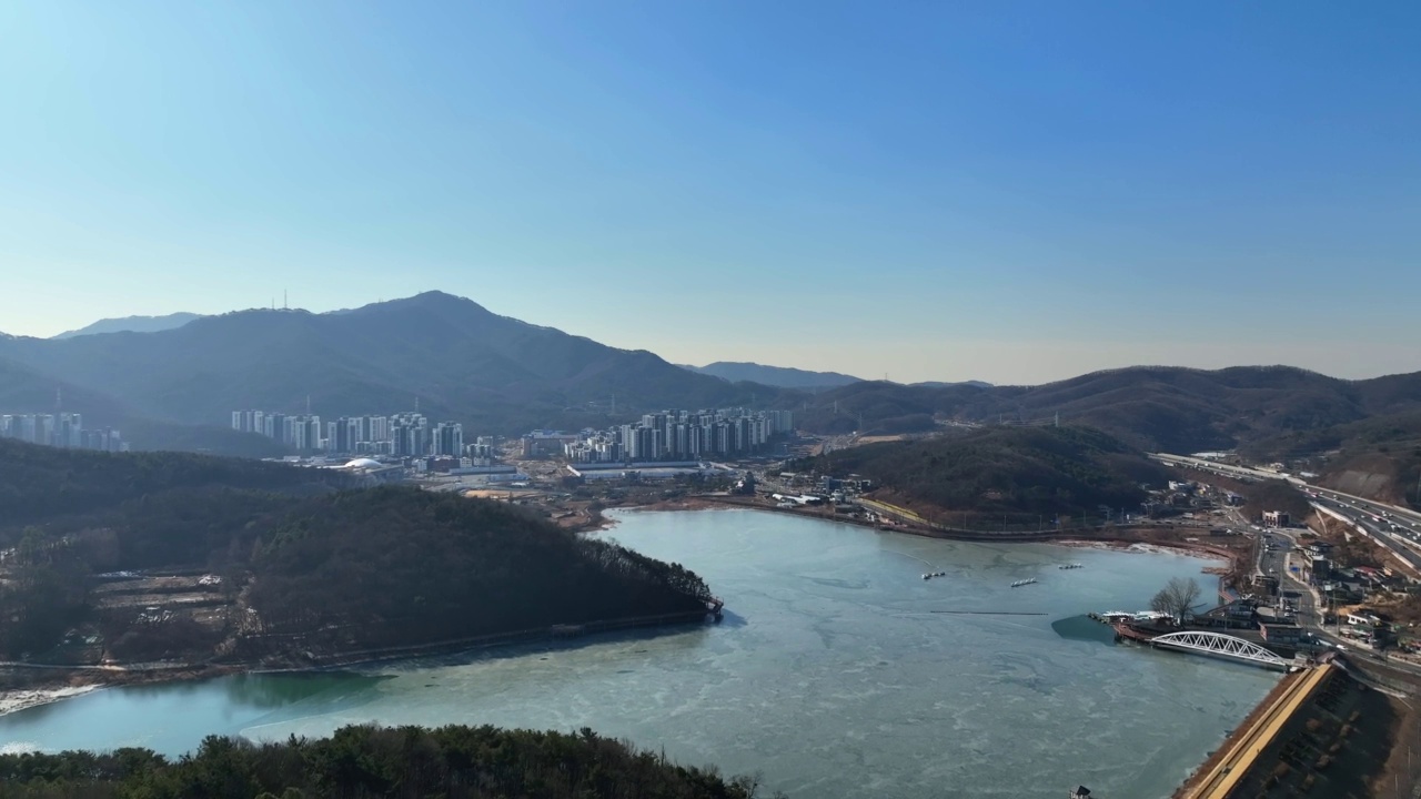 韩国京畿道义王市白君湖周边的冬季市区风景视频素材