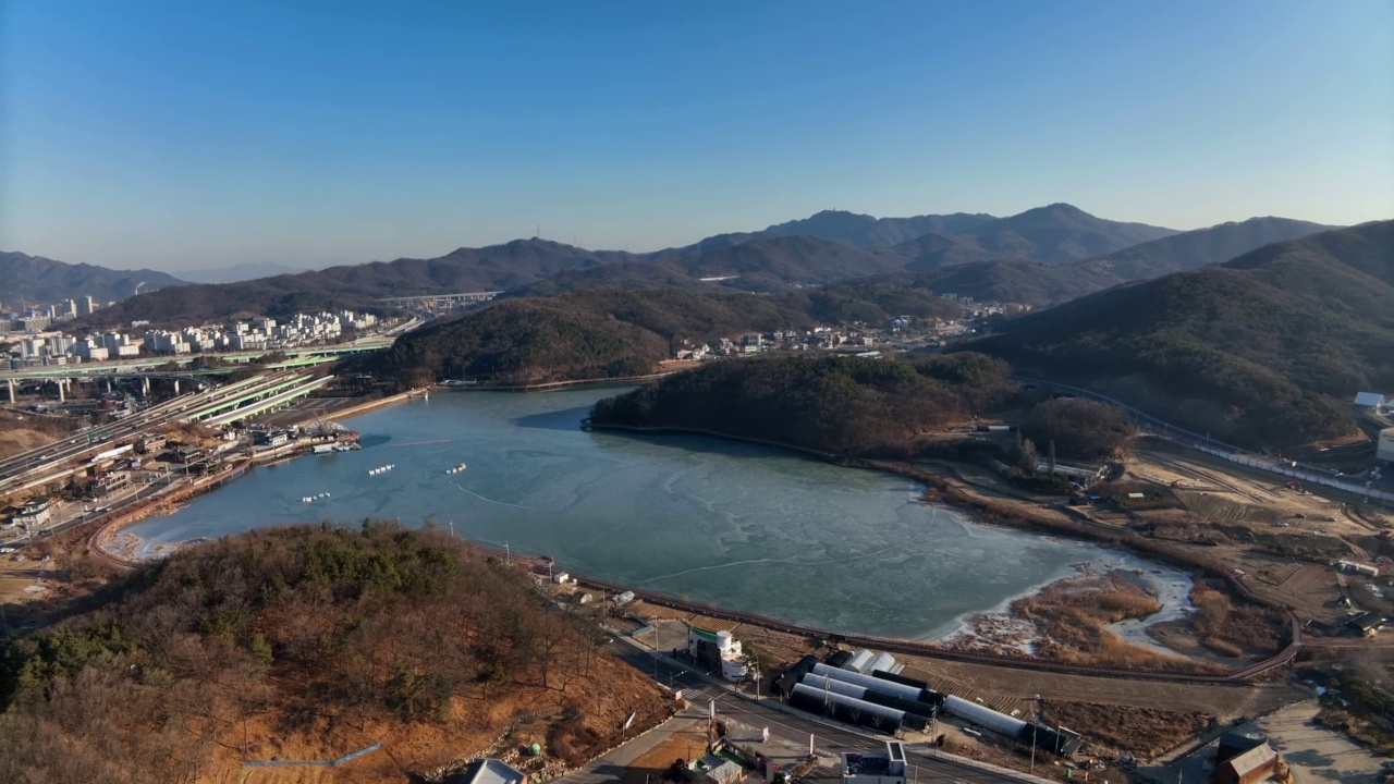 韩国京畿道义王市白君湖周边的冬季市区风景视频素材