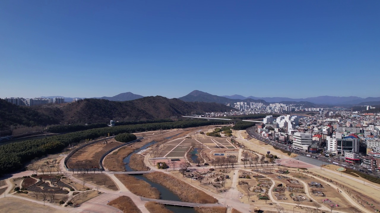 韩国蔚山南区和中区太华江和太华江国家花园附近的城市景观视频素材