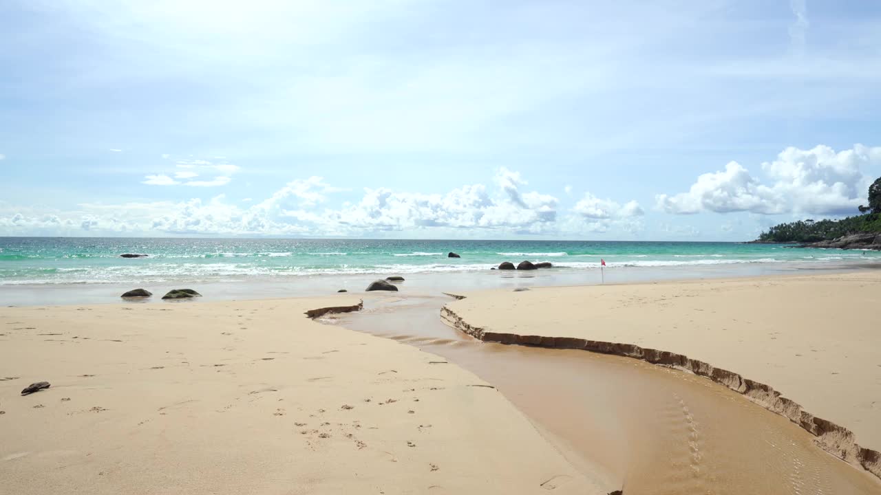 风景海滩蓝色的大海天空和云日光夏日早晨。海滩度假背景视频素材