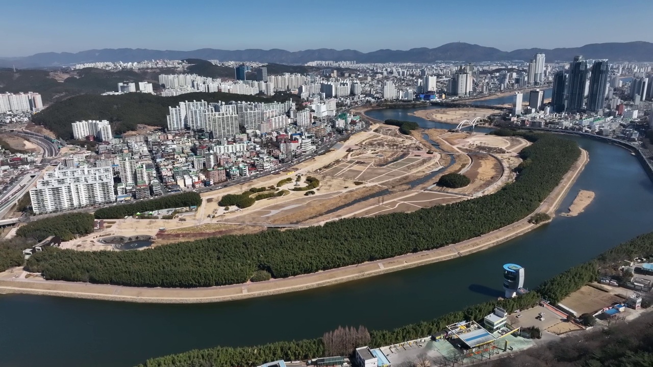 韩国蔚山南区和中区太华江、太华江国家花园和太华江观景台附近的城市景观视频素材