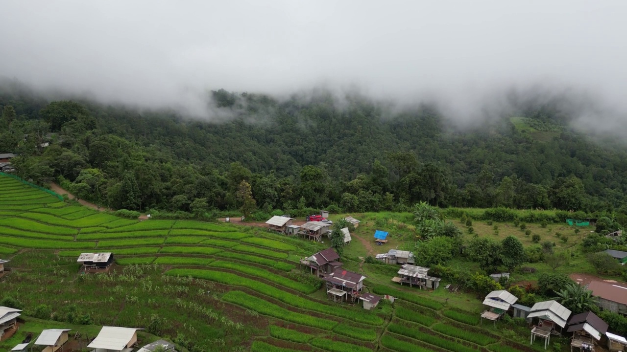 在清迈的Bong Piang森林梯田，一个梯田，雨和风暴云笼罩着它和一座山。缩小是相机的角度。视频素材