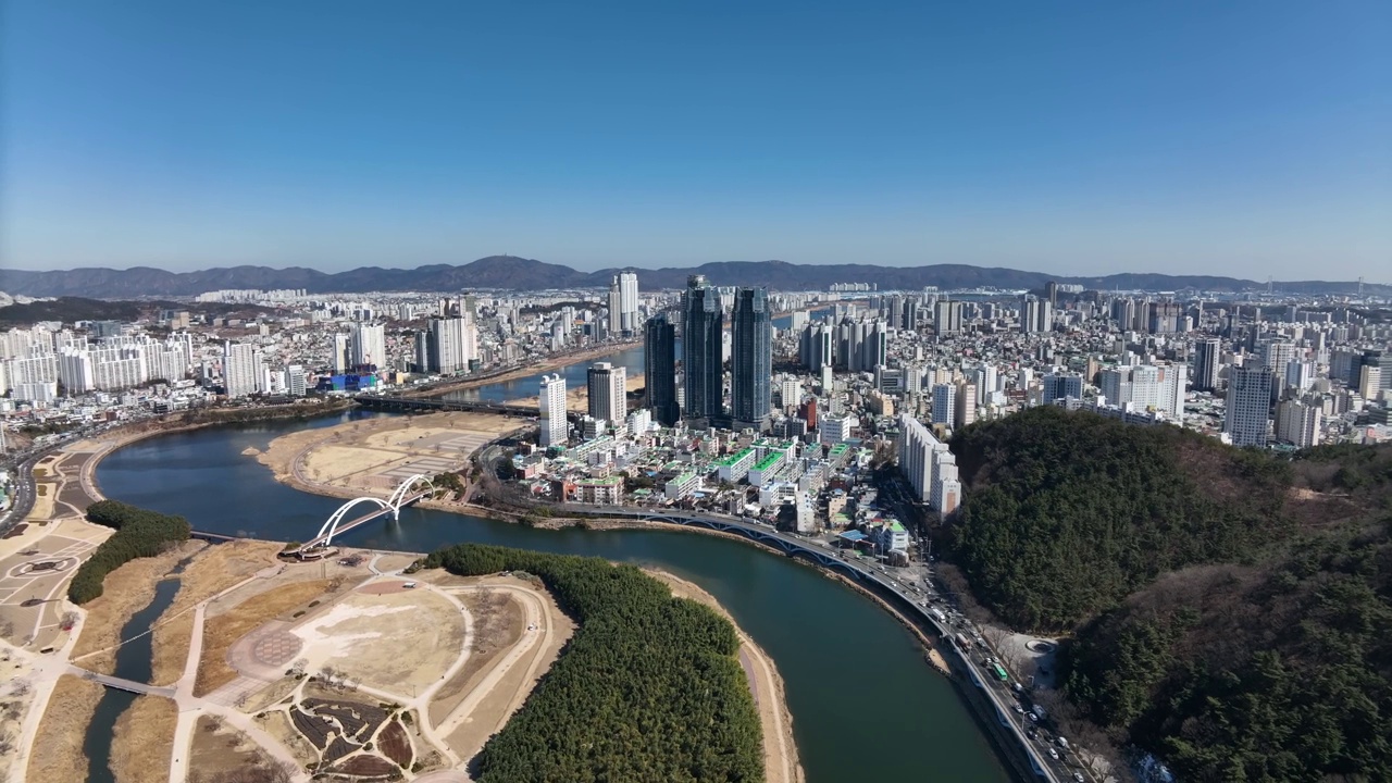 韩国蔚山，太华江，太华江国家花园和蔚山公园/南区和中区附近的城市景观视频素材