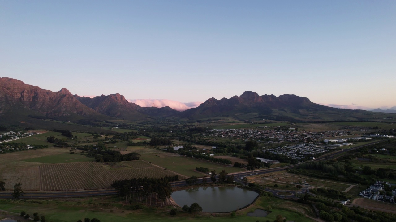 Stellenbosch 360度无人机日落视角视频素材