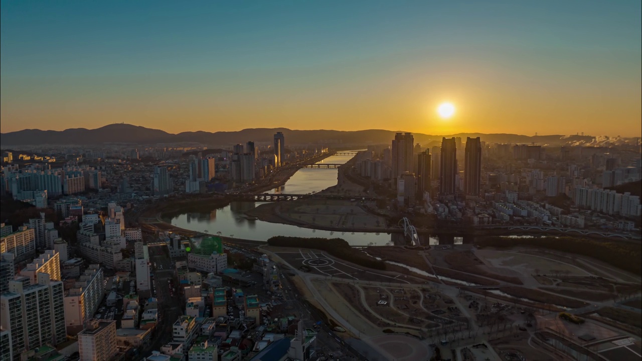 韩国蔚山南区和中区太华江和太华江国家花园附近的城市景观视频素材